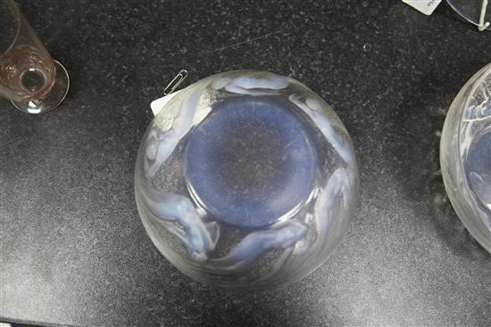 A Rene Lalique Ondines opalescent glass bowl, 20.7cm